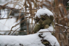 Gargoyle friert im Schnee-min