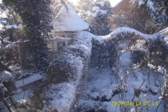 Winter Blicj von oben auf Pavillon und Rosengarten-min