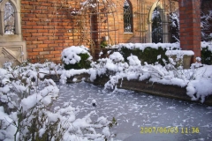 Winter im Klostergarten am Wasserbecken-min
